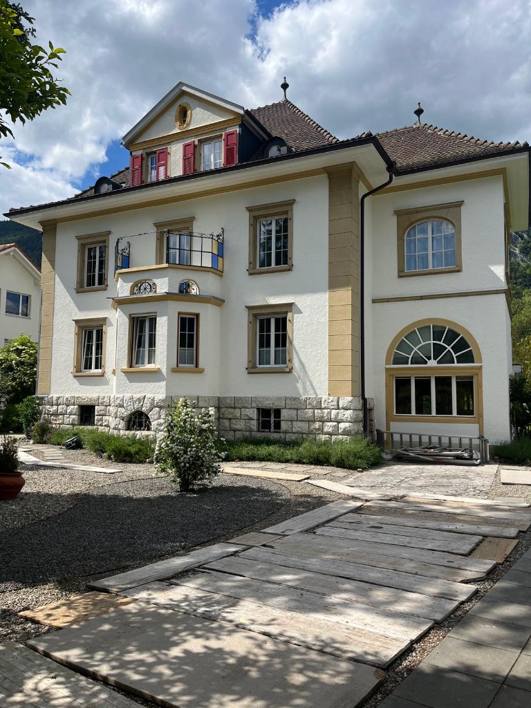 Façade d’une villa rénovée à Tavannes par Bruno Fragnoli Sàrl, peinture et crépi